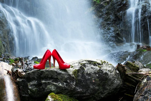 Hermosa Mujer Con Zapatos Rojos Negros Las Rocas — Foto de Stock
