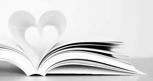 Stránky Knihy Tvořící Tvar Srdce — Stock fotografie