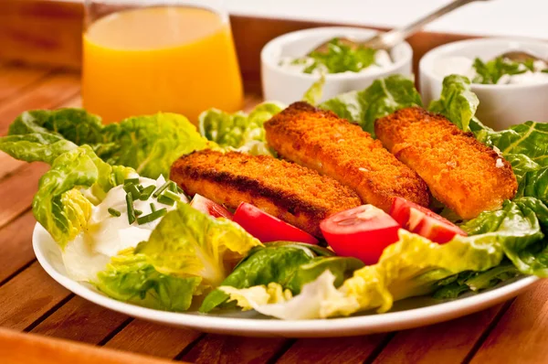 Fischstäbchen Auf Salat Mit Orangensaft Auf Hölzernem Hintergrund — Stockfoto