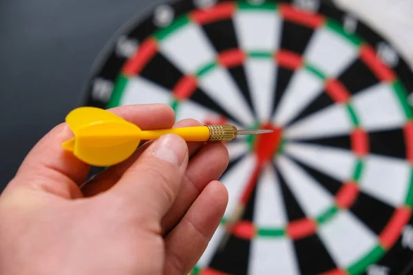 Hand Kastar Dart Darttavla Hand Som Håller Pil Färgglad Pil — Stockfoto