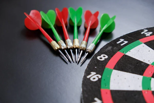 Dartboard Dan Merah Hijau Dan Kuning Anak Panah Pada Latar — Stok Foto