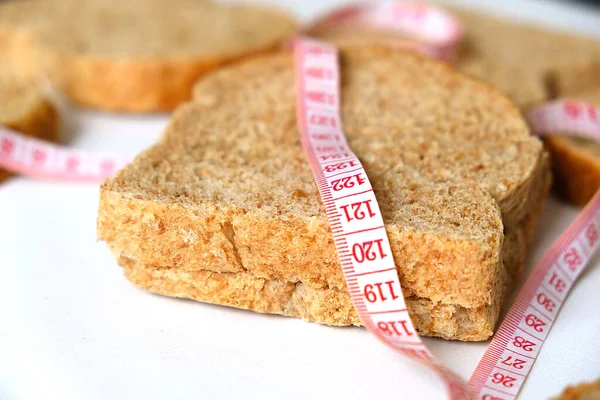 Evde Aşırı Kilo Alma Kepek Ekmeği Kepek Ekmeği Mezura Kullanımına — Stok fotoğraf