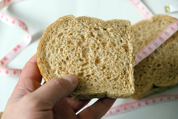 Plakjes Zemelbrood Met Een Meetlint Ideaal Zemelbrood Voor Gewichtsverlies — Stockfoto