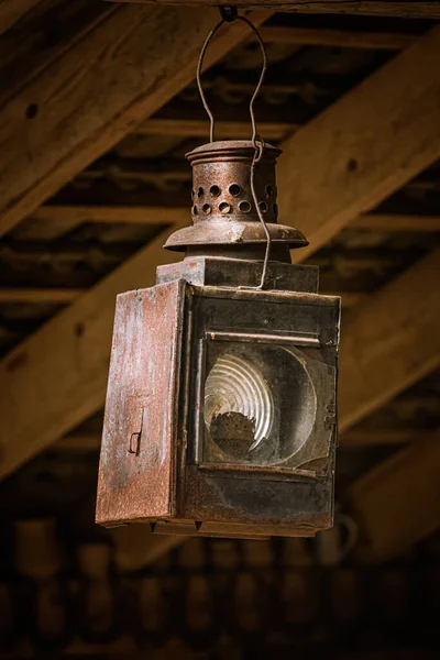 Vieille Lampe Vintage Rouillée Sur Fond Bois — Photo