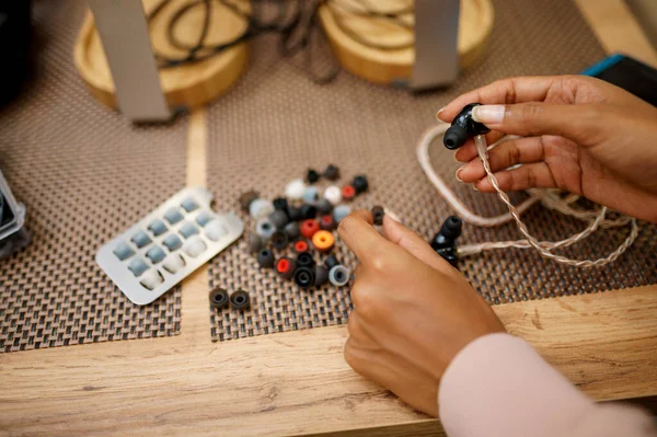 Donna Che Sceglie Auricolari Negozio Audio Fan Della Musica Persona — Foto Stock