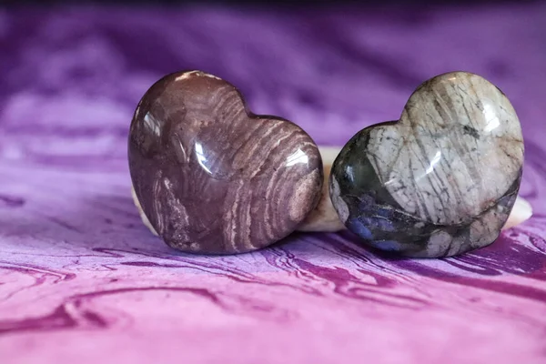 Dos Piedras Forma Corazón Color Gris Púrpura Foto Alta Calidad — Foto de Stock