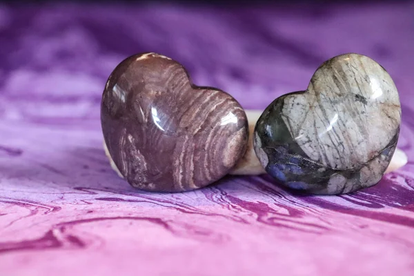 Dwa Kolorowe Serca Kształcie Kamienia Kamienie Szary Fioletowy Wysokiej Jakości — Zdjęcie stockowe