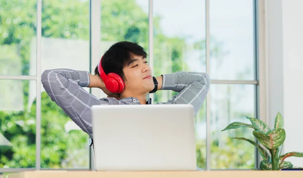 Азійський Молодий Бізнесмен Посміхається Слухаючи Музику Червоному Навушнику Щасливий Бізнесмен — стокове фото