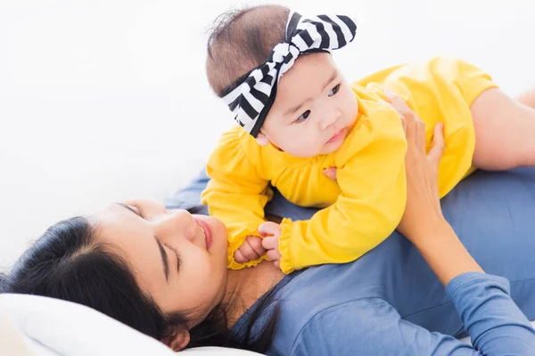 아름다운 아시아인 어머니가 태어난 아기와 집에서 미소짓는 부모와 침실에서 휴식을 — 스톡 사진