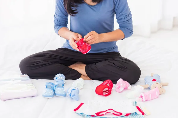 Asiatisk Mamma Förbereder Baby Kläder Vilar Och Koppla Sängen Hon — Stockfoto