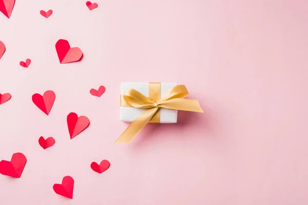 발렌티누스의 엽서와 날아다니는 물체의 심장은 사랑의 상징인 배경에 카드의 감사장을 — 스톡 사진