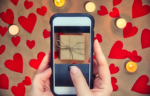 Mano Femenina Sostiene Teléfono Móvil Tomando Foto Caja Regalo Para — Foto de Stock