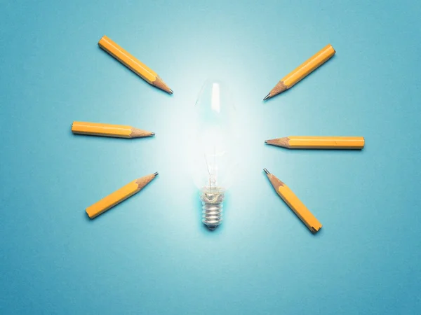 Uma Lâmpada Brilhante Com Lápis Como Raios Luz Ideias Novas — Fotografia de Stock