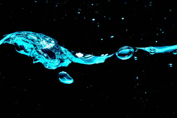 Закрыть Голубую Волну Капельками Воды Пузырьками Воздуха Черном Фоне — стоковое фото