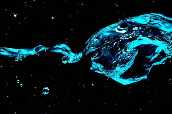 Крупним Планом Блакитна Хвиля Краплями Води Повітряними Бульбашками Чорному Тлі — стокове фото