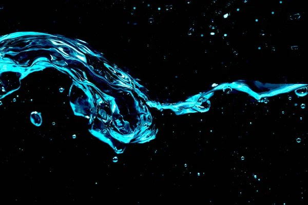 蓝波与水滴和气泡在黑色背景下的近距离接触 — 图库照片