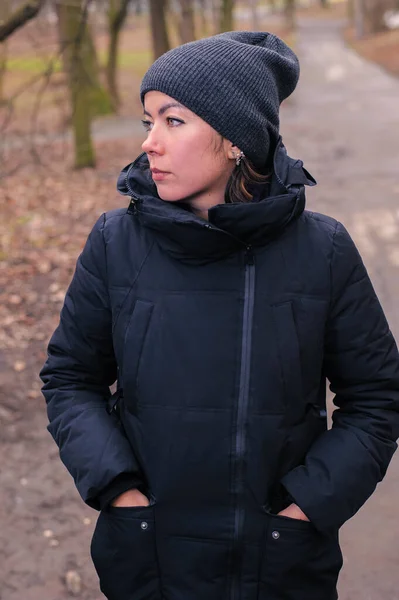Милая Молодая Женщина Одета Современную Черную Зимнюю Одежду Пальто Вязаную — стоковое фото