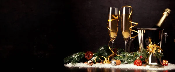 Decorazione Natalizia Con Champagne Rami Abete Sfondo Nero — Foto Stock