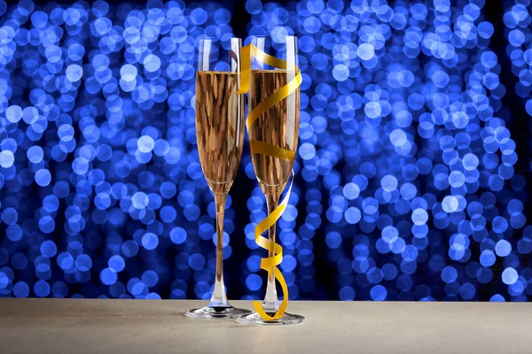 Due Bicchieri Champagne Uno Sfondo Luci — Foto Stock