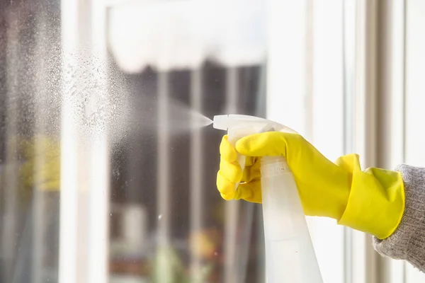 Limpeza Uma Janela Com Detergente Spray Luvas Borracha Amarela Pano — Fotografia de Stock