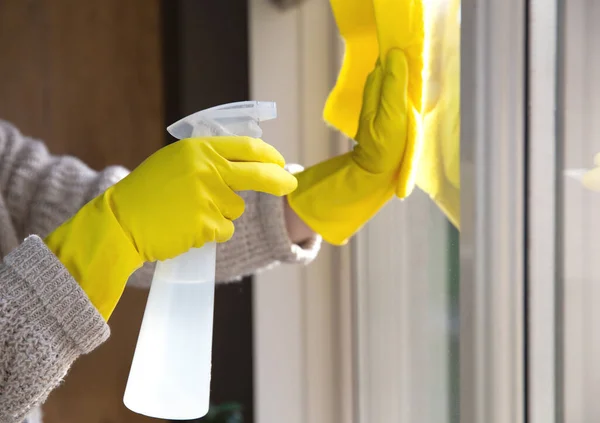 Fensterputzen Mit Sprühwaschmittel Gelben Gummihandschuhen Und Geschirrtuch Auf Der Arbeitsfläche — Stockfoto