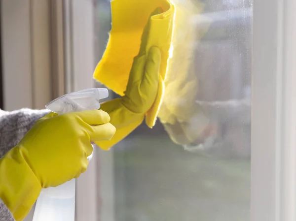 Fensterputzen Mit Sprühwaschmittel Gelben Gummihandschuhen Und Geschirrtuch Auf Der Arbeitsfläche — Stockfoto