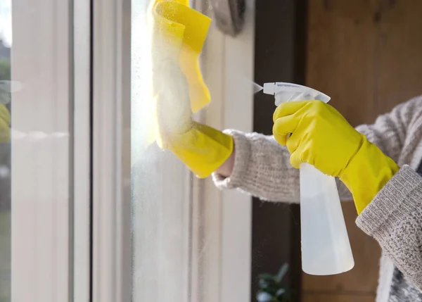 Limpeza Uma Janela Com Detergente Spray Luvas Borracha Amarela Pano — Fotografia de Stock