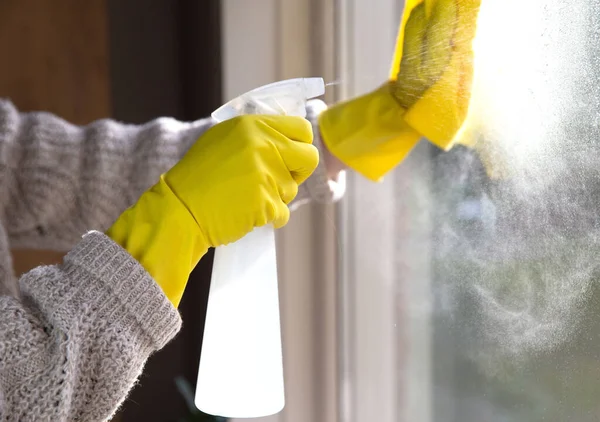 Limpeza Uma Janela Com Detergente Spray Luvas Borracha Amarela Pano — Fotografia de Stock