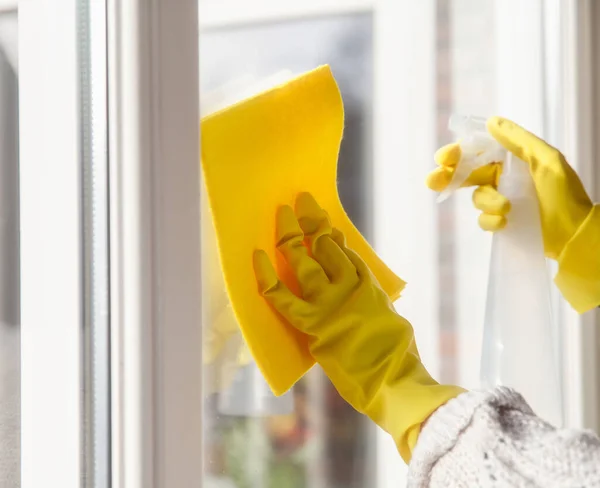 Fensterputzen Mit Sprühwaschmittel Gelben Gummihandschuhen Und Geschirrtuch Auf Der Arbeitsfläche — Stockfoto