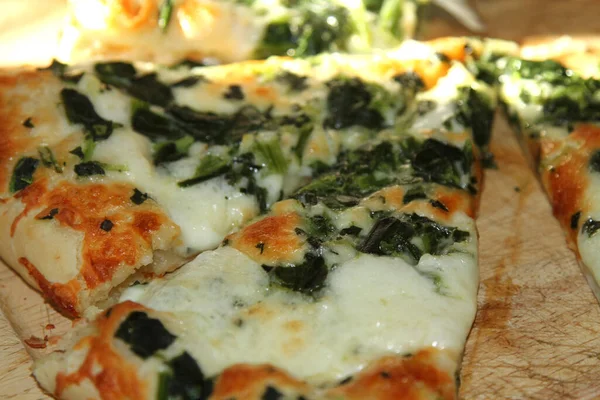 Closeup Baked Sliced Spinach Melted Cheese Pizza Ready Serve — Stock Photo, Image