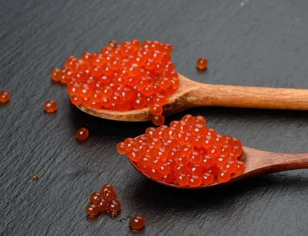 Fresco Grão Vermelho Chum Salmão Caviar Colher Madeira Fundo Preto — Fotografia de Stock