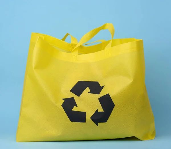 青の背景に完全な再利用可能な黄色ビスコースバッグ プラスチック廃棄物削減コンセプト — ストック写真