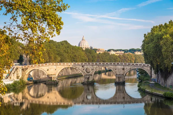 Roma Italia Circa Agosto 2020 Puente Sobre Río Tíber Con —  Fotos de Stock