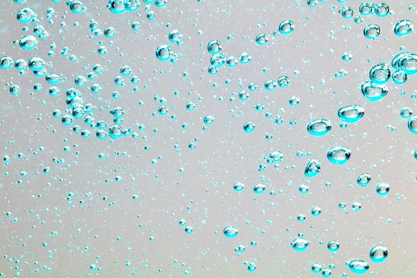 Nahaufnahme Von Luftblasen Unter Wasser Vor Hellem Hintergrund — Stockfoto