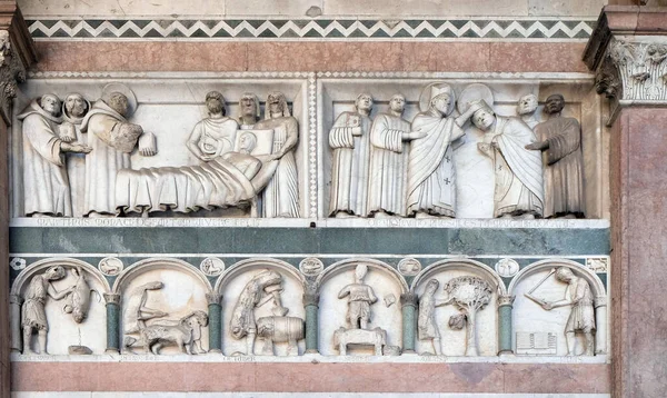 聖マーティンの物語とイタリアのルッカの聖マーティン大聖堂のポルティコに保存されている年の月の労働を表す浅浮彫りの詳細 — ストック写真