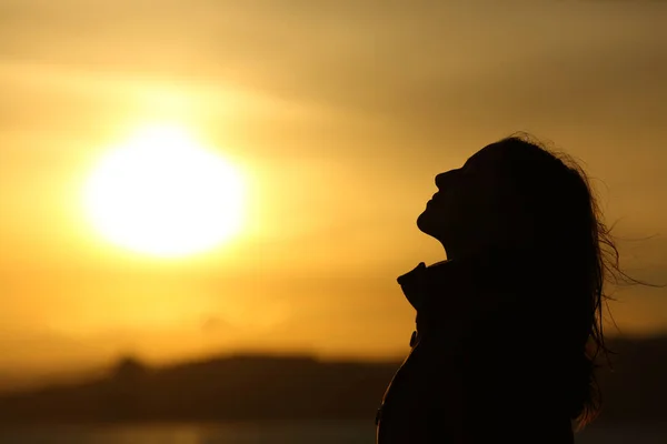 Sidovy Bakgrundsbelysning Kvinna Siluett Andas Frisk Luft Vid Solnedgången Stranden — Stockfoto