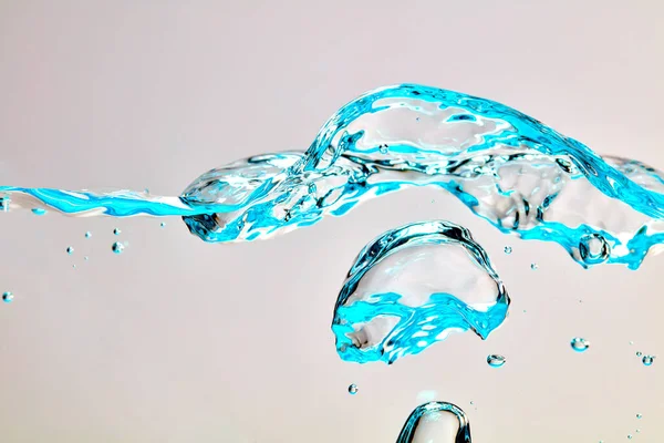 Nahaufnahme Von Blauer Welle Und Luftblasen Vor Hellem Hintergrund — Stockfoto