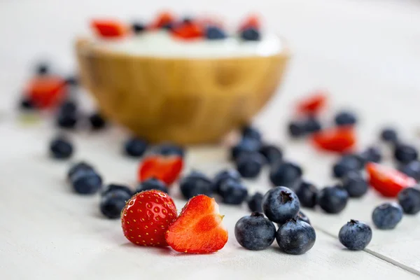 Erdbeeren Und Blaubeeren Liegen Auf Dem Tisch Hintergrund Eine Schüssel — Stockfoto