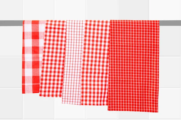 Primer Plano Varias Toallas Cocina Cuadros Rojos Cuelgan Carril Ropa — Foto de Stock