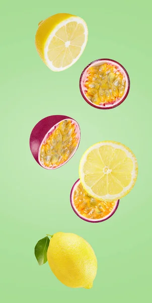 飞行异国情调的水果从绿色背景中分离出六片落叶柠檬和马钱子 以剪裁路径作为包装设计元素和广告 实地的全部深度 — 图库照片