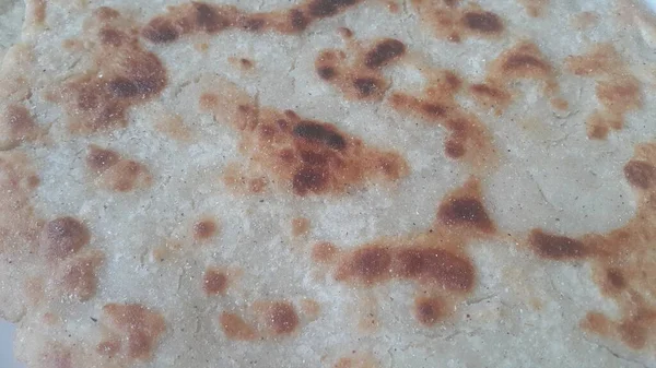 传统面包被称为 Jawar Roti Bhakri 白菜是一种圆形的无酵面包 在许多亚洲国家的烹调中经常使用 — 图库照片
