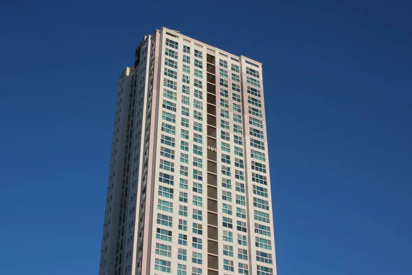 Vista Largo Ângulo Edifício Comercial Arranha Céus Com Céu Azul — Fotografia de Stock