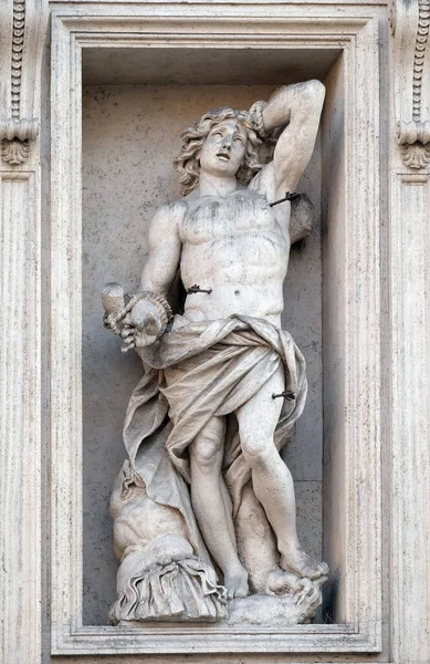 イタリア ローマの聖アンドレア デッラ ヴァレ教会のポータル上のサン セバスティアン — ストック写真