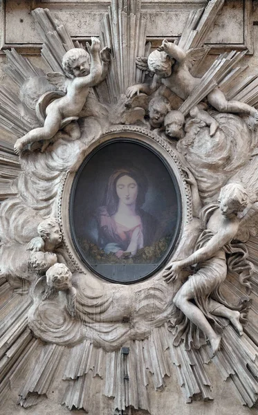 Bild Jungfru Maria Fasaden Ett Palats Rom Italien — Stockfoto