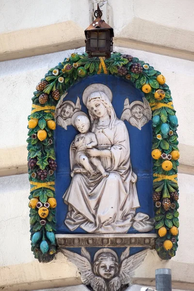 Immagine Della Vergine Maria Con Gesù Bambino Sulla Facciata Palazzo — Foto Stock