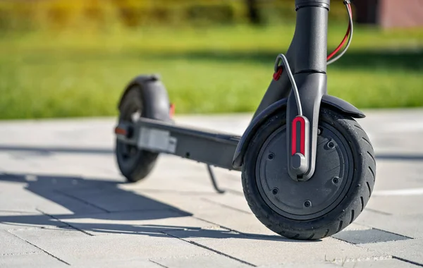 Scooter Eléctrico Estacionado Pavimento Piedra Azulejos Detalle Primer Plano Rueda —  Fotos de Stock