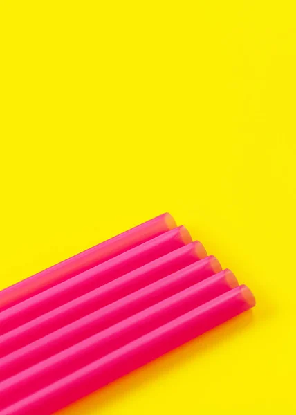 Sześć Różowych Plastikowych Słomek Żółtej Planszy Tworzących Linię Ukośną Abstrakcyjny — Zdjęcie stockowe