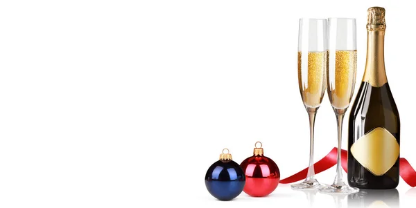 Bicchieri Champagne Bottiglia Con Decorazioni Natalizie Sfondo Bianco — Foto Stock