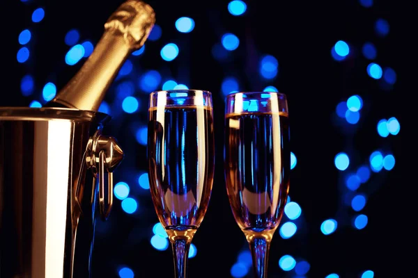 Due Bicchieri Champagne Con Bicchiere Spumante Uno Sfondo Luci — Foto Stock