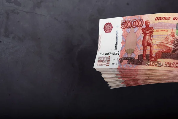 Ρωσικά Χαρτονομίσματα Των Πέντε Χιλιάδων Ρούβλια Πακέτο Κρέμεται Ένα Γκρι — Φωτογραφία Αρχείου